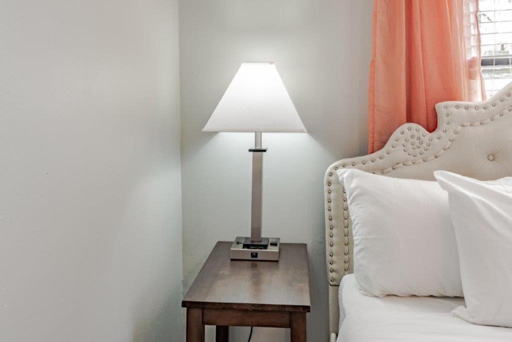 Dauphin District Darling #4 Downtown, Dining Apartment Мобил Екстериор снимка