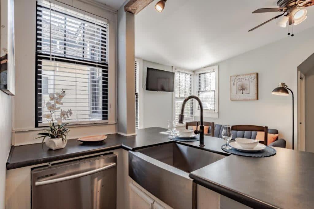 Dauphin District Darling #4 Downtown, Dining Apartment Мобил Екстериор снимка